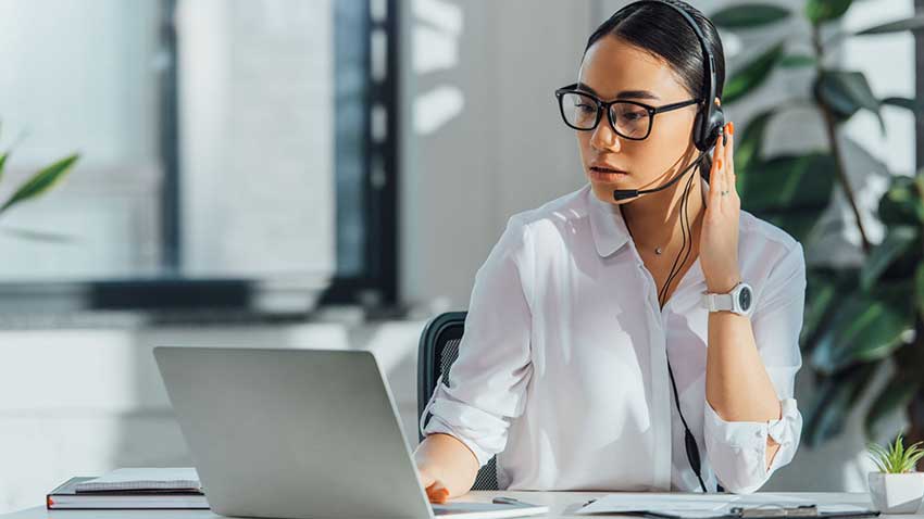 Employee utilizing contact center software to streamline operations, enhance efficiency, and provide personalized service tailored to individual customer needs.